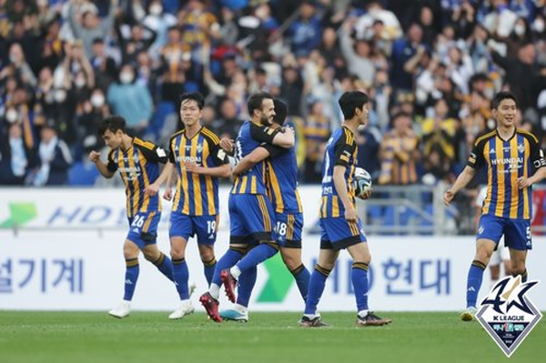 2023 프로축구 K리그1 울산 현대와 포항 스틸러스의 경기. 울산 바코 등 선수들이 득점에 성공한 뒤 기뻐하고 있다 ©연합뉴스=한국프로축구연맹 제공 2023 프로축구 K리그1 울산 현대와 포항 스틸러스의 경기. 울산 바코 등 선수들이 득점에 성공한 뒤 기뻐하고 있다 ©연합뉴스=한국프로축구연맹 제공