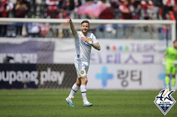 10라운드 김천 전에서 1골 1도움을 기록하며 팀 승리를 이끈 김포 파블로 ©연합뉴스=한국프로축구연맹 10라운드 김천 전에서 1골 1도움을 기록하며 팀 승리를 이끈 김포 파블로 ©연합뉴스=한국프로축구연맹