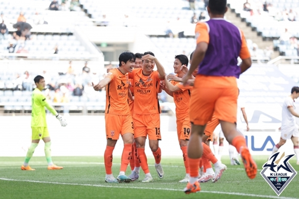 역전골을 자축하는 제주 선수들 ©연합뉴스=한국프로축구연맹 제공 역전골을 자축하는 제주 선수들 ©연합뉴스=한국프로축구연맹 제공