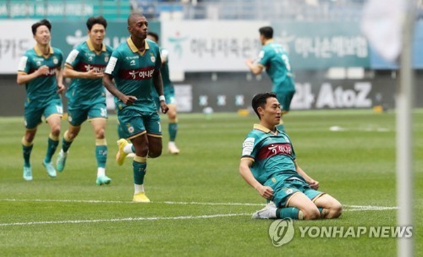 7라운드 울산 현대 전에서 선제골을 넣고 셀레브레이션을 하고 있는 대전 이진현(오른쪽) © 7라운드 울산 현대 전에서 선제골을 넣고 셀레브레이션을 하고 있는 대전 이진현(오른쪽) ©
