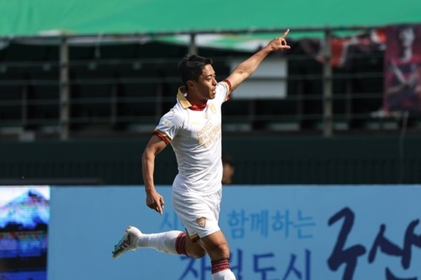 5라운드 전북 현대전에서 동점골을 터뜨리고 기뻐하는 포항 백성동 ©연합뉴스=한국프로축구 연맹 5라운드 전북 현대전에서 동점골을 터뜨리고 기뻐하는 포항 백성동 ©연합뉴스=한국프로축구 연맹