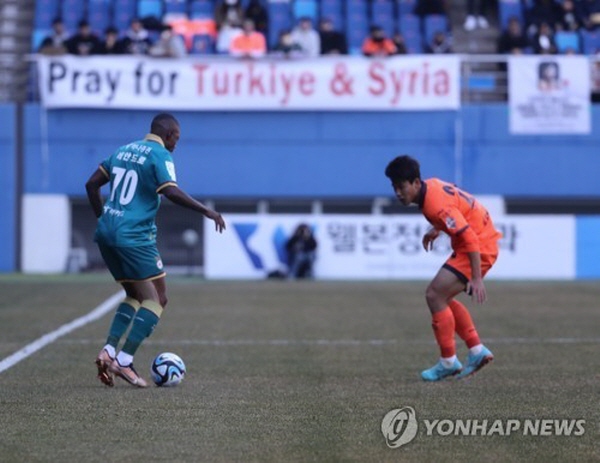 1라운드 강원전에서 드리블 돌파를 시도하는 레안드로(왼쪽) ©연합뉴스=한국프로축구연맹 1라운드 강원전에서 드리블 돌파를 시도하는 레안드로(왼쪽) ©연합뉴스=한국프로축구연맹