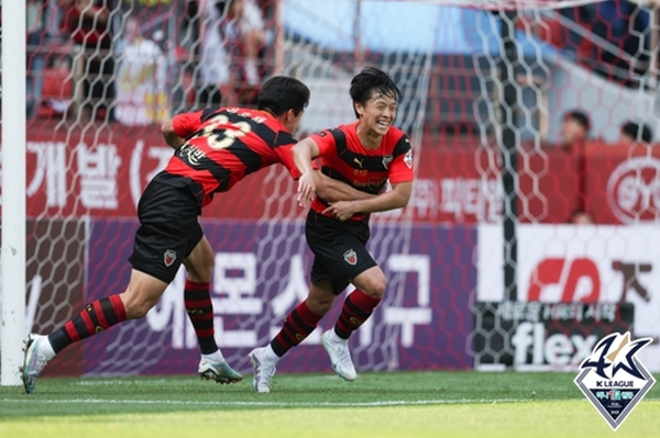 극장골에 기뻐하는 포항스틸러스 고영준 ©연합뉴스=한국프로축구연맹 극장골에 기뻐하는 포항스틸러스 고영준 ©연합뉴스=한국프로축구연맹