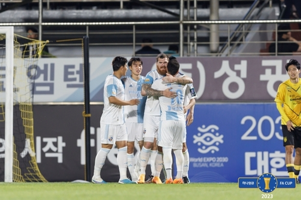 24일 FA컵 전남드래곤즈와의 경기에서 득점 합작 후 기뻐하는 울산현대 바코와 마팀아담 ©연합뉴스 24일 FA컵 전남드래곤즈와의 경기에서 득점 합작 후 기뻐하는 울산현대 바코와 마팀아담 ©연합뉴스