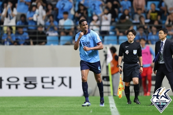 지난 27일 인천UTD과의 경기에서 헤더로 2골을 작렬한 대구FC의 에드가 ©연합뉴스 지난 27일 인천UTD과의 경기에서 헤더로 2골을 작렬한 대구FC의 에드가 ©연합뉴스