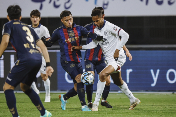 지난 9라운드 수원 FC와의 시즌 첫번째 맞대결에서 동점골을 터뜨린 대구 에드가(오른쪽) ©대구 FC 제공 지난 9라운드 수원 FC와의 시즌 첫번째 맞대결에서 동점골을 터뜨린 대구 에드가(오른쪽) ©대구 FC 제공