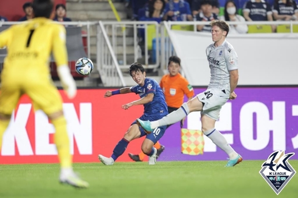 18R 인천과의 경기에서 크로스 올리는 수원삼성의 정승원. ©연합뉴스=한국프로축구연맹 18R 인천과의 경기에서 크로스 올리는 수원삼성의 정승원. ©연합뉴스=한국프로축구연맹
