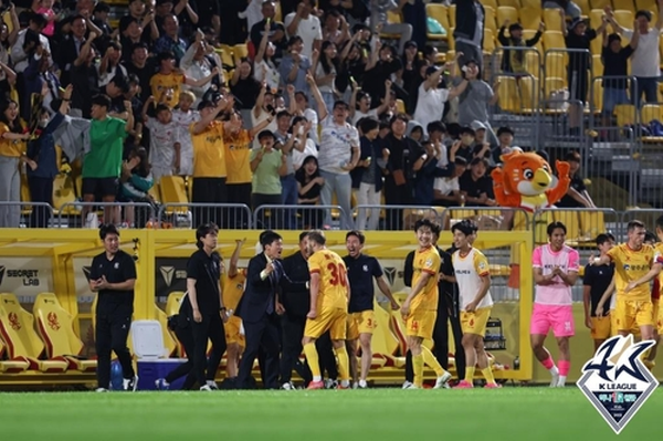 지난 득점 후 포효하는 광주FC 선수들 ©연합뉴스=한국프로축구연맹 제공 지난 득점 후 포효하는 광주FC 선수들 ©연합뉴스=한국프로축구연맹 제공