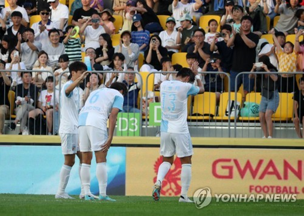 광주FC와의 경기에서 득점후 세리머니보다 사과를 청한 울산현대의 박용우 ©연합뉴스 제공 광주FC와의 경기에서 득점후 세리머니보다 사과를 청한 울산현대의 박용우 ©연합뉴스 제공