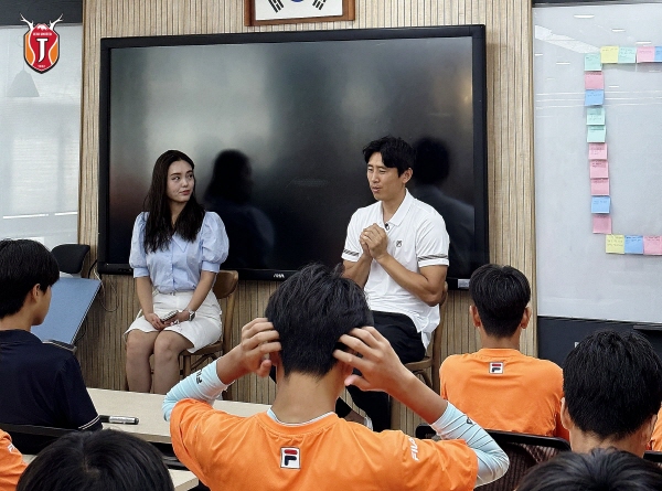축구선수에서 '강연자'로 지역 청소년에게 꿈과 희망을 심어주는 제주유나이트의 구자철 ©제주 유나이티드 제공 축구선수에서 '강연자'로 지역 청소년에게 꿈과 희망을 심어주는 제주유나이트의 구자철 ©제주 유나이티드 제공