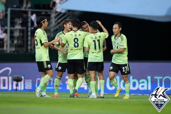 16일 전주월드컵경기장에서 열린 전북현대와 수원FC와의 경기에서 득점 뒤 팀원들과 즐거워하는 구스타보©연합뉴스=한국프로축구연맹 제공 16일 전주월드컵경기장에서 열린 전북현대와 수원FC와의 경기에서 득점 뒤 팀원들과 즐거워하는 구스타보©연합뉴스=한국프로축구연맹 제공