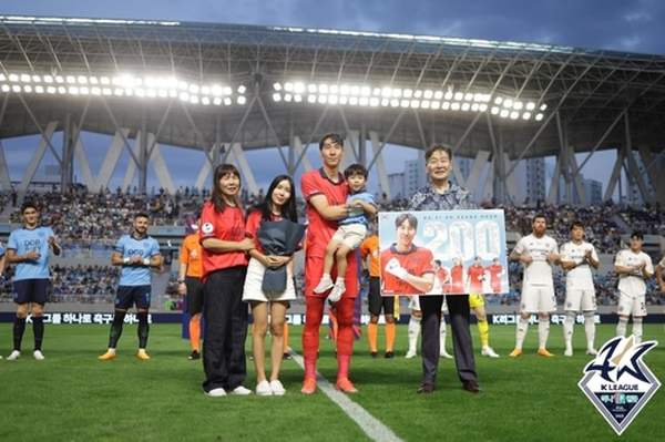 하나원큐K리그 대구FC와 울산 현대의 경기전 200경기 출전 기념식을 가진 대구FC의 오승훈 골키퍼 ©연합뉴스=한국프로축구연맹 제공 하나원큐K리그 대구FC와 울산 현대의 경기전 200경기 출전 기념식을 가진 대구FC의 오승훈 골키퍼 ©연합뉴스=한국프로축구연맹 제공