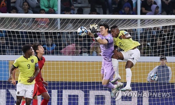 지난 6월 '2023 FIFA U-20 월드컵' 16강 에콰도르 전에서 선방을 펼치고 있는 김준홍 ©연합뉴스 제공 지난 6월 '2023 FIFA U-20 월드컵' 16강 에콰도르 전에서 선방을 펼치고 있는 김준홍 ©연합뉴스 제공
