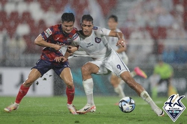 몸싸움을 벌이고 있는 김천 FC 구본철(좌)과 충북청주 FC 조르지(우) 연합뉴스=한국프로축구연맹 제공 몸싸움을 벌이고 있는 김천 FC 구본철(좌)과 충북청주 FC 조르지(우) 연합뉴스=한국프로축구연맹 제공