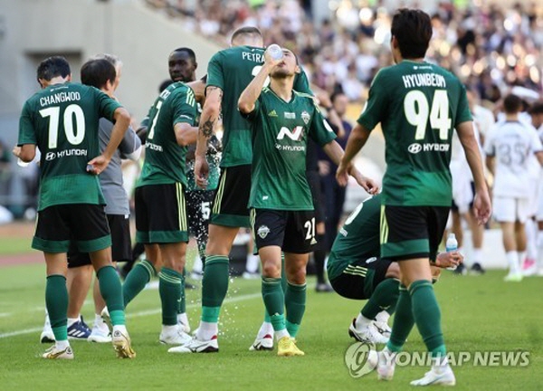 지난 8월 3일 PSG와의 친선경기에서 쿨링타임을 갖는 전북 선수들 ©연합뉴스=한국프로축구연맹 제공 지난 8월 3일 PSG와의 친선경기에서 쿨링타임을 갖는 전북 선수들 ©연합뉴스=한국프로축구연맹 제공