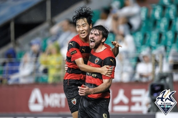절정의 득점 페이스를 보내고 있는 포항의 공격수 제카. ©연합뉴스=한국프로축구연맹 제공 절정의 득점 페이스를 보내고 있는 포항의 공격수 제카. ©연합뉴스=한국프로축구연맹 제공