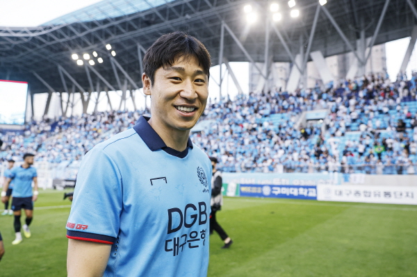 올 시즌을 끝으로 은퇴를 발표한 대구 FC 이근호. 사진은 지난 18라운드 홈 경기 승리 후 ©대구 FC 제공 올 시즌을 끝으로 은퇴를 발표한 대구 FC 이근호. 사진은 지난 18라운드 홈 경기 승리 후 ©대구 FC 제공
