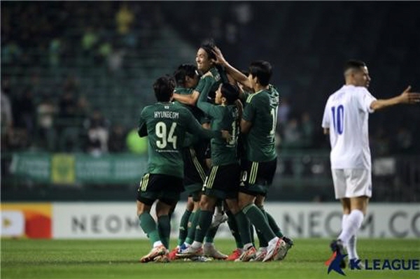 25일 펼쳐진 ACL 조별예선 3차전 라이언시티와의 경기에서 선제골을 터뜨리고 기뻐하는 전북 선수들 ©연합뉴스=한국프로축구연맹 제공 25일 펼쳐진 ACL 조별예선 3차전 라이언시티와의 경기에서 선제골을 터뜨리고 기뻐하는 전북 선수들 ©연합뉴스=한국프로축구연맹 제공