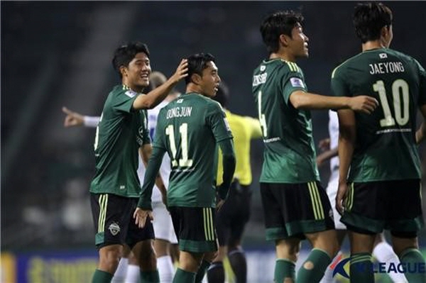 25일 ACL 조별예선 4차전 라이언시티와의 경기에서 측면 돌파로 골의 기점 역할을 한 전북 이동준(11번) ©연합뉴스=한국프로축구연맹 제공 25일 ACL 조별예선 4차전 라이언시티와의 경기에서 측면 돌파로 골의 기점 역할을 한 전북 이동준(11번) ©연합뉴스=한국프로축구연맹 제공