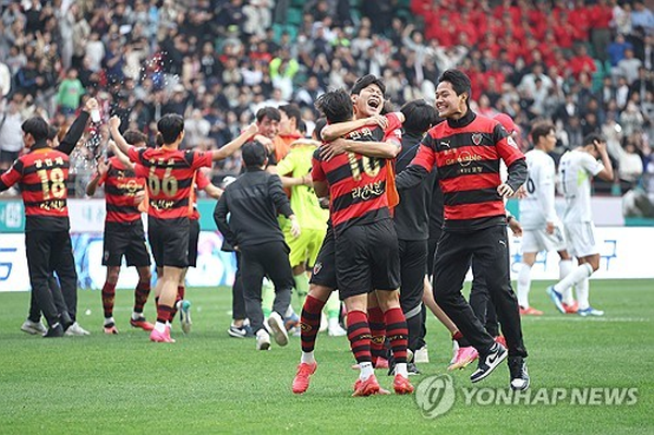 4일 오후 2시 15분 포항 스틸야드에서는 ‘2023 하나원큐 FA컵’ 포항 스틸러스와 전북 현대모터스의 결승전에서 포항이 4:2 로 승리하며 10년 만에 우승컵을 들어올렸다. ©연합뉴스 4일 오후 2시 15분 포항 스틸야드에서는 ‘2023 하나원큐 FA컵’ 포항 스틸러스와 전북 현대모터스의 결승전에서 포항이 4:2 로 승리하며 10년 만에 우승컵을 들어올렸다. ©연합뉴스