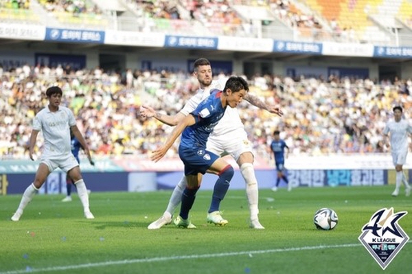 FC 서울과 수원 삼성은 37R에서 올 시즌 마지막으로 격돌한다. 사진은 지난 19R 슈퍼매치에서 경합중인 수원 안병준(가운데)과 서울 오스마르(가운데) ©연합뉴스=한국프로축구연맹 제공 FC 서울과 수원 삼성은 37R에서 올 시즌 마지막으로 격돌한다. 사진은 지난 19R 슈퍼매치에서 경합중인 수원 안병준(가운데)과 서울 오스마르(가운데) ©연합뉴스=한국프로축구연맹 제공