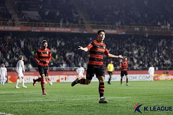 8일 오후 7시 포항 스틸야드에서 열린 ‘2023-2024 AFC 챔피언스리그’ 매치데이4 J조 포항 스틸러스와 우라와 레즈 다이아몬즈의 경기는 포항의 2:1 승리로 끝났다. ⓒ연합뉴스=한국프로축구연맹 제공 8일 오후 7시 포항 스틸야드에서 열린 ‘2023-2024 AFC 챔피언스리그’ 매치데이4 J조 포항 스틸러스와 우라와 레즈 다이아몬즈의 경기는 포항의 2:1 승리로 끝났다. ⓒ연합뉴스=한국프로축구연맹 제공