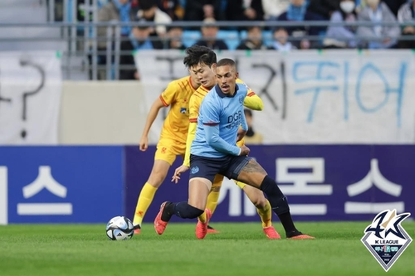 ‘하나원큐 K리그1 2023’ 대구FC와 광주FC의 36라운드 경기에서 볼 다툼을 펼치는 대구 바셀루스(앞)와 광주 이강현(뒤)©연합뉴스=한국프로축구연맹 제공 ‘하나원큐 K리그1 2023’ 대구FC와 광주FC의 36라운드 경기에서 볼 다툼을 펼치는 대구 바셀루스(앞)와 광주 이강현(뒤)©연합뉴스=한국프로축구연맹 제공