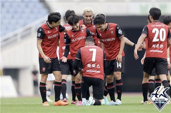 지난 12R 전남 드래곤즈와의 경기에서 득점 후 셀레브레이션을 펼치고 있는 부천 FC 선수들 ©연합뉴스=한국프로축구연맹 제공 지난 12R 전남 드래곤즈와의 경기에서 득점 후 셀레브레이션을 펼치고 있는 부천 FC 선수들 ©연합뉴스=한국프로축구연맹 제공