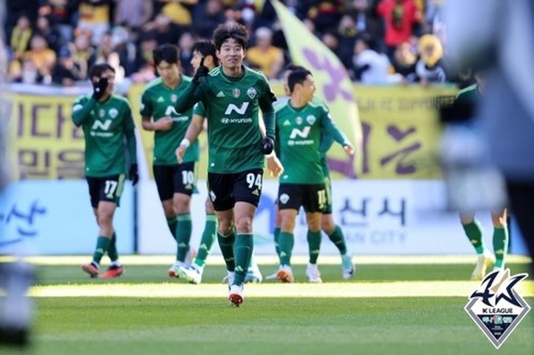 25일 펼쳐진 '하나원큐 K리그1 2023' 37라운드 전북 현대와 광주 FC의 경기에서 결승골을 터뜨린 전북 안현범(가운데) ©연합뉴스=한국프로축구연맹 제공 25일 펼쳐진 '하나원큐 K리그1 2023' 37라운드 전북 현대와 광주 FC의 경기에서 결승골을 터뜨린 전북 안현범(가운데) ©연합뉴스=한국프로축구연맹 제공