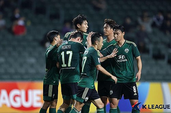 29일 홍콩스타디움에서 열린 2023-2024 ACL 조별리그 F조 5차전 키치SC(홍콩)와 전북 현대 경기에서 골을 성공시킨 뒤 기뻐하는 송민규 ©연합뉴스=한국프로축구연맹 제공 29일 홍콩스타디움에서 열린 2023-2024 ACL 조별리그 F조 5차전 키치SC(홍콩)와 전북 현대 경기에서 골을 성공시킨 뒤 기뻐하는 송민규 ©연합뉴스=한국프로축구연맹 제공