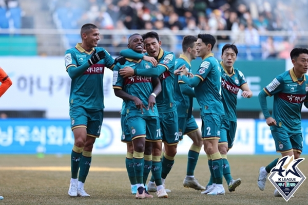 ‘8년 만에 리그1’ 대전 관중 공격 중심 축구+평균 관중 1만명 돌파...축구특별시 재도약 ©연합뉴스=한국프로축구연맹 제공 ‘8년 만에 리그1’ 대전 관중 공격 중심 축구+평균 관중 1만명 돌파...축구특별시 재도약 ©연합뉴스=한국프로축구연맹 제공