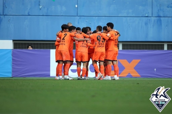 팀 최고 순위 올랐던 지난 시즌과 대조적 강등 위험 도사렸던 강원 ©연합뉴스=한국프로축구연맹 제공 팀 최고 순위 올랐던 지난 시즌과 대조적 강등 위험 도사렸던 강원 ©연합뉴스=한국프로축구연맹 제공