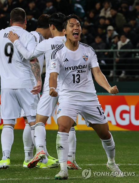 5일 전주월드컵경기장에서 열린 전북 현대와 울산 HD의 아시아축구연맹 챔피언스리그 8강 1차전에서 77분 동점골을 넣은 뒤 포효하는 울산 이명재 ⓒ연합뉴스 5일 전주월드컵경기장에서 열린 전북 현대와 울산 HD의 아시아축구연맹 챔피언스리그 8강 1차전에서 77분 동점골을 넣은 뒤 포효하는 울산 이명재 ⓒ연합뉴스