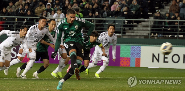 전북 현대와 울산 HD의 아시아축구연맹 챔피언스리그 8강 1차전에서 전반 21분 페널티킥을 차는 전북 티아고 ⓒ연합뉴스 전북 현대와 울산 HD의 아시아축구연맹 챔피언스리그 8강 1차전에서 전반 21분 페널티킥을 차는 전북 티아고 ⓒ연합뉴스