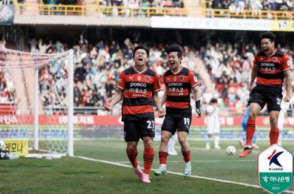 하나원큐 K리그1 2024 3라운드 포항스틸러스와 광주FC의 경기에서 결승포를 터뜨린 포항의 정재희 ⓒ연합뉴스=한국프로축구연맹 제공 하나원큐 K리그1 2024 3라운드 포항스틸러스와 광주FC의 경기에서 결승포를 터뜨린 포항의 정재희 ⓒ연합뉴스=한국프로축구연맹 제공