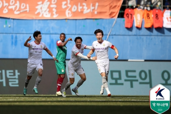 16일 열린 하나원큐 K리그1 2024 3라운드 대전하나시티즌과 강원FC와의 경기에서 득점을 기록한 강원의 윤석영 ©연합뉴스=한국프로축구연맹 제공 16일 열린 하나원큐 K리그1 2024 3라운드 대전하나시티즌과 강원FC와의 경기에서 득점을 기록한 강원의 윤석영 ©연합뉴스=한국프로축구연맹 제공
