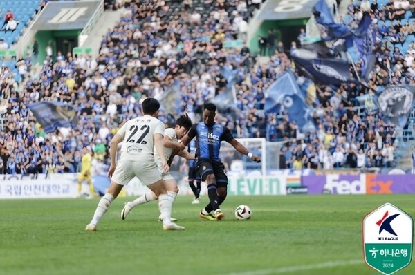 14일 오후 4시 30분 인천축구전용경기장에서 펼쳐진 '하나은행 K리그1 2024' 7라운드 인천 유나이티드와 대구 FC의 경기에서 드리블을 하는 인천의 음포쿠 ©연합뉴스=한국프로축구연맹 제공 14일 오후 4시 30분 인천축구전용경기장에서는 '하나은행 K리그1 2024' 7라운드 인천유나이티드와 대구FC의 경기에서 드리블을 하는 인천의 음포쿠