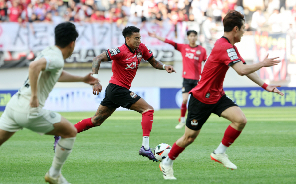 19일 서울월드컵경기장에서 열린 하나은행 K리그1 2024 13라운드에선 원정팀 대구FC가 홈팀 FC서울을 2:1로 누르고 연승을 달렸다. ⓒ연합뉴스 19일 서울월드컵경기장에서 열린 하나은행 K리그1 2024 13라운드에선 원정팀 대구FC가 홈팀 FC서울을 2:1로 누르고 연승을 달렸다. ⓒ연합뉴스
