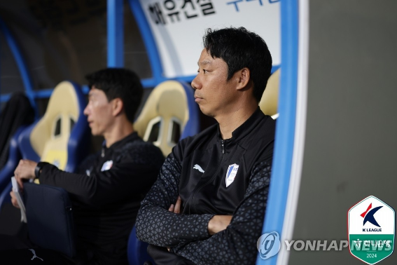 프로축구 K리그 2 수원 삼성 블루윙즈 염기훈 감독이 성적 부진에 대한 책임을 지고 25일 자진 사퇴했다. ⓒ연합뉴스=한국프로축구연맹 제공 프로축구 K리그 2 수원 삼성 블루윙즈 염기훈 감독이 성적 부진에 대한 책임을 지고 25일 자진 사퇴했다. ⓒ연합뉴스=한국프로축구연맹 제공