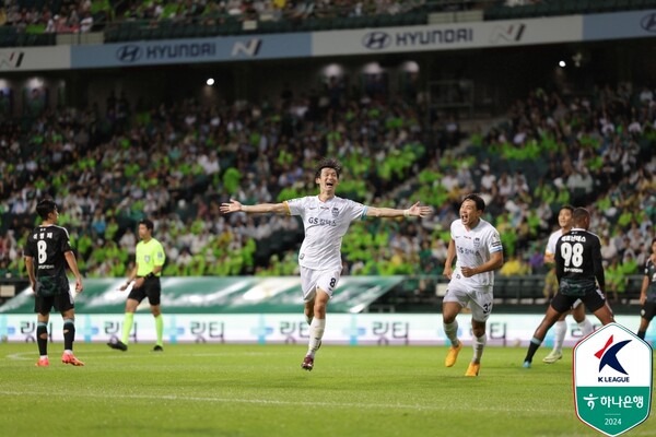29일 전주월드컵경기장에서 열린 하나은행 K리그1 2024 20라운드 전북 현대 모터즈와 FC서울과의 경기에서 원정팀 서울이 5:1로 크게 이겼다. 29일 전주월드컵경기장에서 열린 하나은행 K리그1 2024 20라운드 전북 현대 모터즈와 FC서울과의 경기에서 원정팀 서울이 5:1로 크게 이겼다.