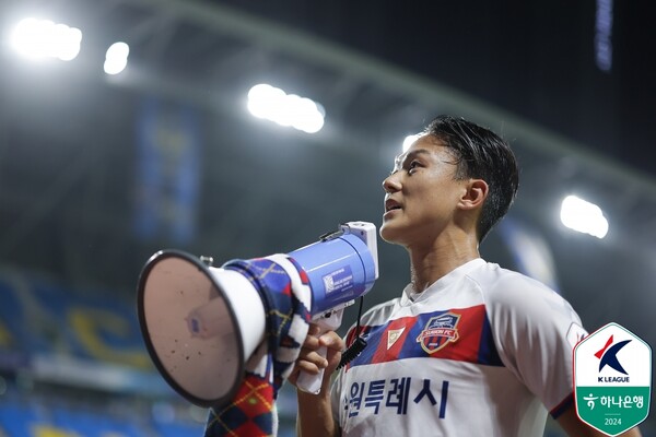 수원FC의 공격수 이승우는 21일 인천전용구장에서 열린 인천 유나이티드와의 하나은행 K리그1 2024 24라운드서 4:1로 크게 승리한 뒤 서포터스석에서 직접 전북행 소식을 밝혔다. ⓒ연합뉴스=한국프로축구연맹 제공 수원FC의 공격수 이승우는 21일 인천전용구장에서 열린 인천 유나이티드와의 하나은행 K리그1 2024 24라운드서 4:1로 크게 승리한 뒤 서포터스석에서 직접 전북행 소식을 밝혔다. ⓒ연합뉴스=한국프로축구연맹 제공