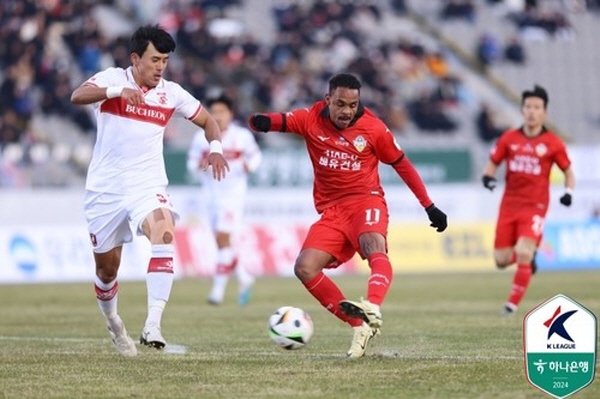 충남아산 FC 주닝요(가운데 11번) ©연합뉴스=한국프로축구연맹 제공 충남아산 FC 주닝요(가운데 11번) ©연합뉴스=한국프로축구연맹 제공