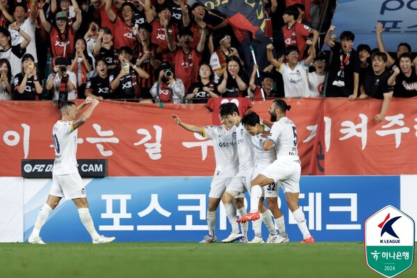 FC서울은 11일 포항 스틸야드에서 열린 포항 스틸러스와의 하나은행 K리그1 2024 26라운드 경기서 2:1로 승리했다. ⓒ연합뉴스=한국프로축구연맹 제공 FC서울은 11일 포항 스틸야드에서 열린 포항 스틸러스와의 하나은행 K리그1 2024 26라운드 경기서 2:1로 승리했다. ⓒ연합뉴스=한국프로축구연맹 제공