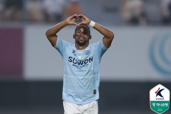 28라운드 제주 유나이티드와의 경기에서 2골 1도움을 기록하며 팀 승리를 견인한 수원 FC 안데르손 ©연합뉴스=한국프로축구연맹 제공 28라운드 제주 유나이티드와의 경기에서 2골 1도움을 기록하며 팀 승리를 견인한 수원 FC 안데르손 ©연합뉴스=한국프로축구연맹 제공
