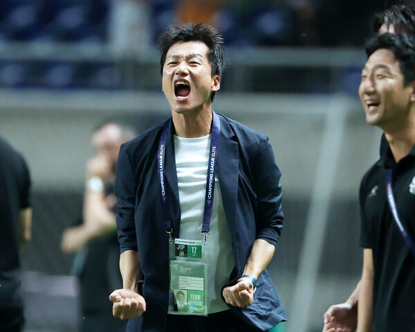 광주FC는 17일 광주월드컵경기장에서 열린 아시아축구연맹 챔피언스리그 엘리트(ACLE) E조 1차전에서 일본의 요코하마 F. 마리너스를 7:3으로 격파했다. 사진은 광주 이성효 감독. ⓒ연합뉴스 광주FC는 17일 광주월드컵경기장에서 열린 아시아축구연맹 챔피언스리그 엘리트(ACLE) E조 1차전에서 일본의 요코하마 F. 마리너스를 7:3으로 격파했다. 사진은 광주 이성효 감독. ⓒ연합뉴스